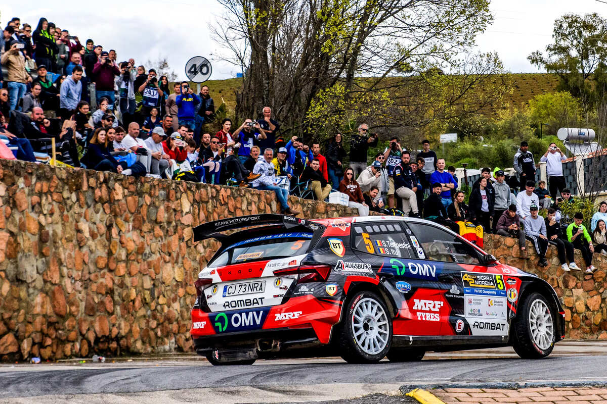 Simone Tempestini, pilot român, în competiție la Raliul Ungariei – ERC 2025 Simone Tempestini în acțiune cu Skoda Fabia RS la FIA ERC
