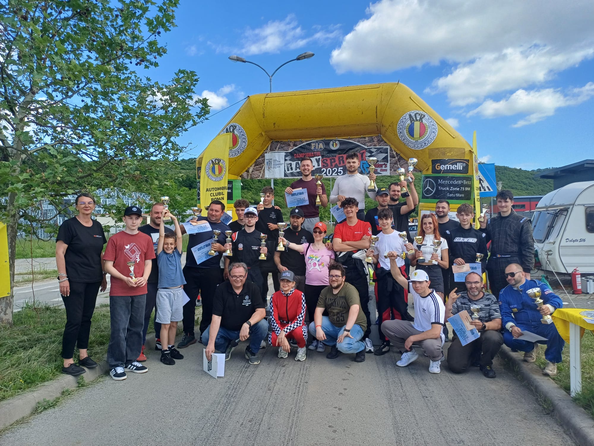 Câștigătorii Etapei 2 Rally Sprint Bistrița 2025 la festivitatea de premiere, alături de organizatorii competiției