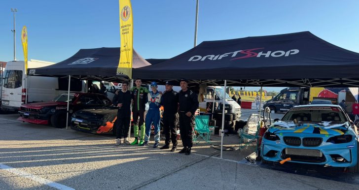 Echipa de drift ACR România la stand, alături de mașinile de competiție la Drift Kings Serres 2025