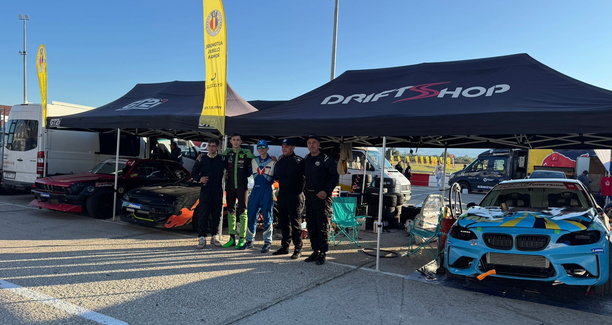 Echipa de drift ACR România la stand, alături de mașinile de competiție la Drift Kings Serres 2025