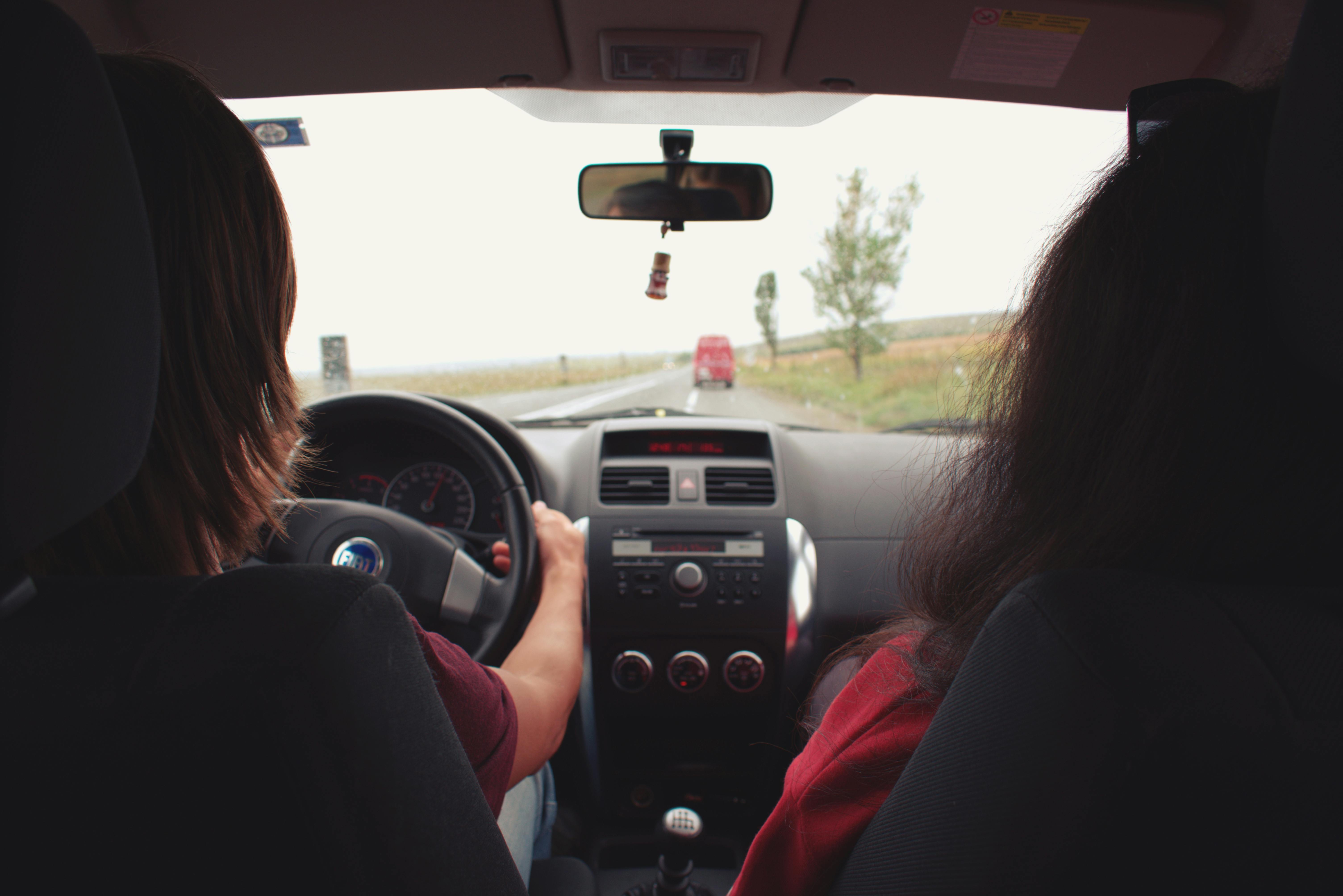 vizibilitatea din mașini văzută din perspectiva șoferului într-un automobil