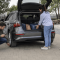 Familie care pregătește automobilul și bagajele pentru o călătorie în Grecia cu mașina